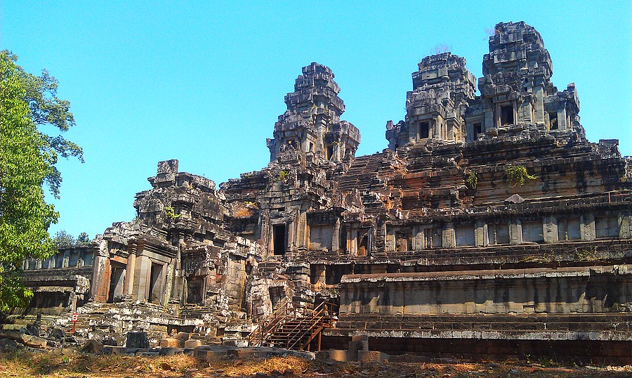 Башни храма вздымаются более чем на сорок метров от земли, ввиду чего Та Кео занимает заслуженное место среди самых высоких построек Ангкора. Место любопытное, вполне стоит сюда заглянуть, хотя бы чтобы забраться наверх, ведь высота всегда так манит )) Башни храма вздымаются более чем на сорок метров от земли, ввиду чего Та Кео занимает заслуженное место среди самых высоких построек Ангкора. Место любопытное, вполне стоит сюда заглянуть, хотя бы чтобы забраться наверх, ведь высота всегда так манит ))
