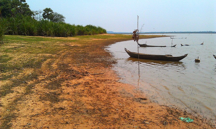 Если все-таки решитесь сплавать к Мебону, то ищите лодку на южной стороне Западного Барая. Мы с Андрюсиксом просто покатались вокруг, проехав через несколько мелких деревушек, погуляли по берегу, на том и успокоились. Если все-таки решитесь сплавать к Мебону, то ищите лодку на южной стороне Западного Барая. Мы с Андрюсиксом просто покатались вокруг, проехав через несколько мелких деревушек, погуляли по берегу, на том и успокоились.