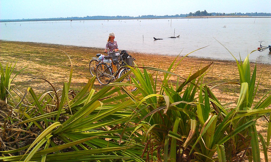 Места совершенно безлюдные, во всяком случае, с северной стороны, видимо редкий турист сюда заглядывает. Кстати, вооон там вдали виднеются руины Западного Мебона. Места совершенно безлюдные, во всяком случае, с северной стороны, видимо редкий турист сюда заглядывает. Кстати, вооон там вдали виднеются руины Западного Мебона.