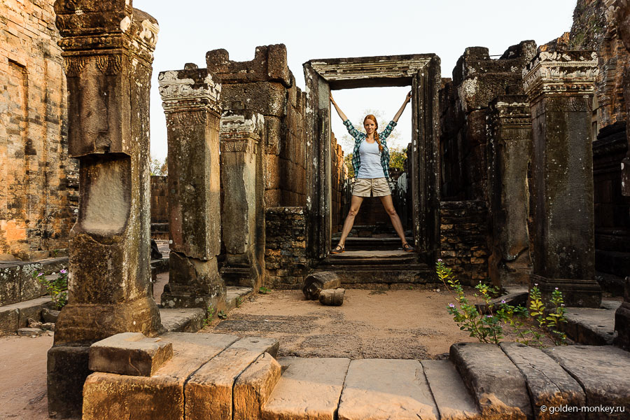 Пре Руп – это последняя ангкорская «гора Меру» – храм-гора или храм-пирамида. Он состоит из трех ярусов и на каждом есть где погулять, что посмотреть и сфотографировать. Уж в чем точно в Ангкоре нет недостатка, так это во всевозможных «лабиринтах».