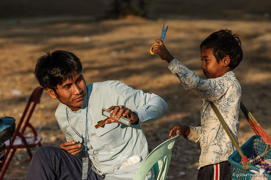 Жизнь камбоджийцев в здешних краях очень тесно связана с храмами – они здесь и работают, и живут в окрестностях. Если будет время покататься вокруг храмов, увидите немало деревень. Остается только диву даваться, насколько убого они выглядят на фоне фантастических храмов, да гадать, как кхмеры умудрились профукать свое былое величие. Жизнь камбоджийцев в здешних краях очень тесно связана с храмами – они здесь и работают, и живут в окрестностях. Если будет время покататься вокруг храмов, увидите немало деревень. Остается только диву даваться, насколько убого они выглядят на фоне фантастических храмов, да гадать, как кхмеры умудрились профукать свое былое величие.