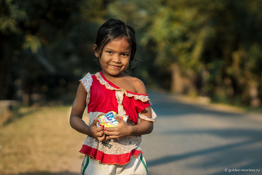 Самые забавные местные обитатели, как всегда, детишки – маленькие улыбчивые обезьянки )) Одни самым наглым образом клянчат деньги, наученные родителями этому нехитрому виду заработка, другие радуется самым простым угощениям – конфетам и прочим печенькам. Самые забавные местные обитатели, как всегда, детишки – маленькие улыбчивые обезьянки )) Одни самым наглым образом клянчат деньги, наученные родителями этому нехитрому виду заработка, другие радуется самым простым угощениям – конфетам и прочим печенькам.