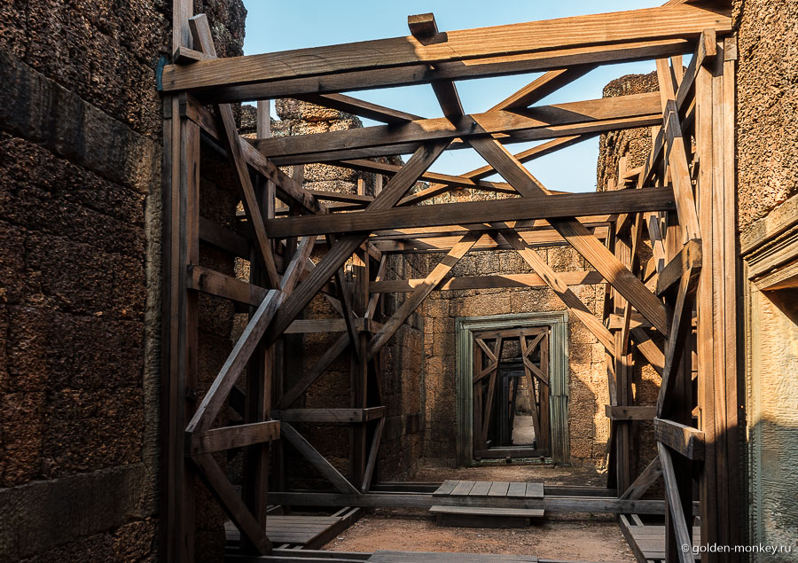 Как ни печально, но латерит и песчаник далеко не самые прочные строительные материалы, поэтому многие храмы находятся не в лучшем своем состоянии, благо за ними следят, поддерживают и приводят в порядок. Пусть деревянные распорки и не придают очарования, зато позволяют сохранить наследие кхмеров. Кстати, кто не в курсе, многие достопримечательности Ангкора, в том числе и Бантей Самре, были восстановлены буквально по камням методом анастилоза, заключающимся в том, что блоки, из которых состоит постройка, нумеруют, разбирают и собирают заново. Вот такое ангкорское Лего. Как ни печально, но латерит и песчаник далеко не самые прочные строительные материалы, поэтому многие храмы находятся не в лучшем своем состоянии, благо за ними следят, поддерживают и приводят в порядок. Пусть деревянные распорки и не придают очарования, зато позволяют сохранить наследие кхмеров. Кстати, кто не в курсе, многие достопримечательности Ангкора, в том числе и Бантей Самре, были восстановлены буквально по камням методом анастилоза, заключающимся в том, что блоки, из которых состоит постройка, нумеруют, разбирают и собирают заново. Вот такое ангкорское Лего.