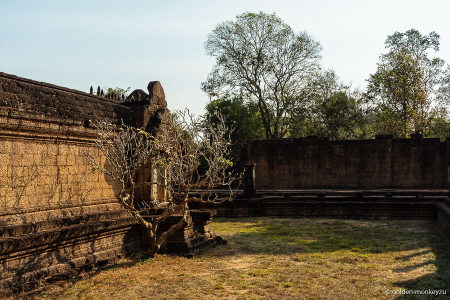 Храм совсем немноголюдный, во всяком случае, в дообеденные часы. Возможно, многие туристы сюда вовсе не добираются ввиду удаленного расположения. Храм совсем немноголюдный, во всяком случае, в дообеденные часы. Возможно, многие туристы сюда вовсе не добираются ввиду удаленного расположения.