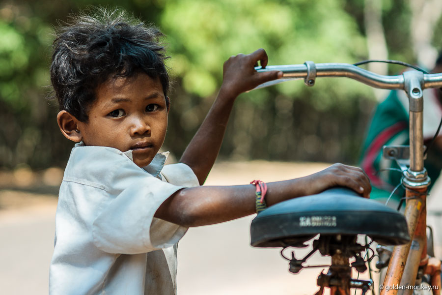 Осматривая храмы, вы так или иначе будете постоянно сталкиваться с местными жителями, особенно, если, как и мы, будете кататься на велосипедах и сможете останавливаться где угодно и когда угодно. Осматривая храмы, вы так или иначе будете постоянно сталкиваться с местными жителями, особенно, если, как и мы, будете кататься на велосипедах и сможете останавливаться где угодно и когда угодно.