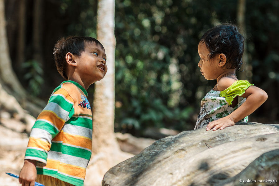 Как уже писала, камбоджийские детишки очень забавные, наблюдать за ними крайне любопытно и весело )) Как уже писала, камбоджийские детишки очень забавные, наблюдать за ними крайне любопытно и весело ))