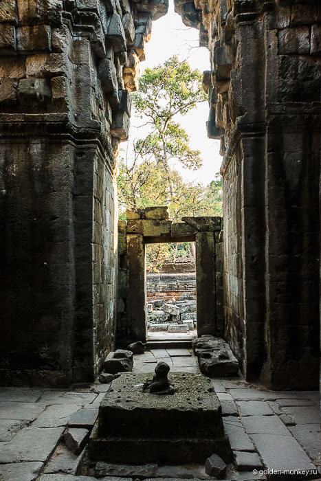Поначалу преследует ощущение, что непременно заблудишься в хитросплетениях внутренних помещений, галерей и многочисленных переходов, но постепенно все становится на свои места, стоит только уловить общую мысль архитектора. Повсеместно встречаются линги, принадлежащие индуистскому культу. Поначалу преследует ощущение, что непременно заблудишься в хитросплетениях внутренних помещений, галерей и многочисленных переходов, но постепенно все становится на свои места, стоит только уловить общую мысль архитектора. Повсеместно встречаются линги, принадлежащие индуистскому культу.