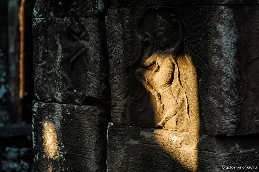 На мой взгляд, самое интересное место в Бантей Кдее – так называемый «Зал Танцующих Девочек» (думаю, по названию и фото все понятно, не стоит объяснять, почему он так называется). На мой взгляд, самое интересное место в Бантей Кдее – так называемый «Зал Танцующих Девочек» (думаю, по названию и фото все понятно, не стоит объяснять, почему он так называется).