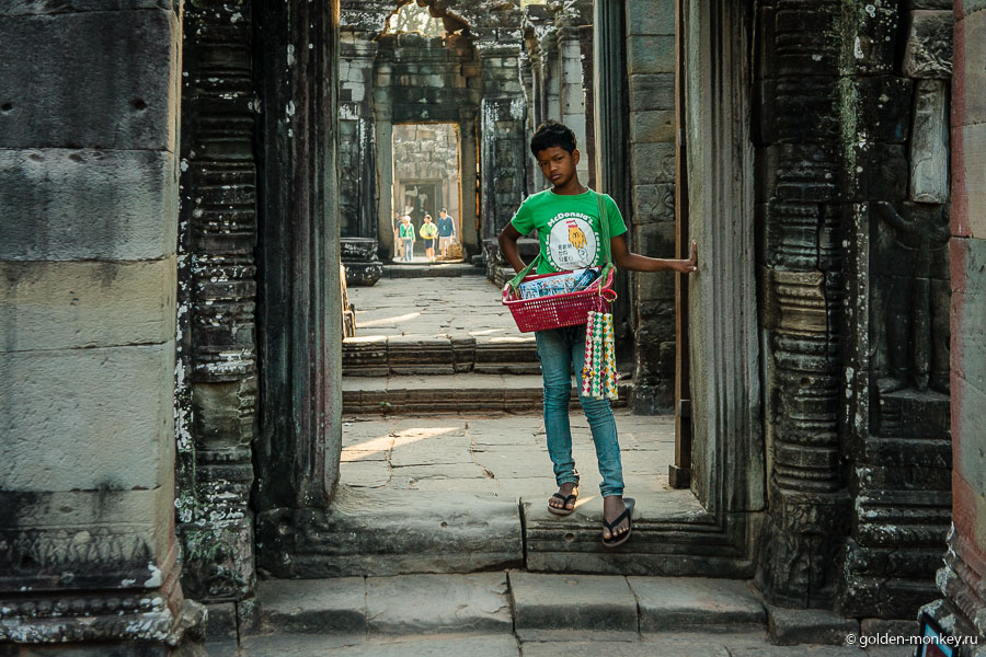 На уединение не надейтесь даже в самый ранний час, если не другие туристы, то местные продавцы «самых-нужных-вещиц-на-свете» будут периодически вырывать из плена древностей и напоминать, что вы здесь не одни. На уединение не надейтесь даже в самый ранний час, если не другие туристы, то местные продавцы «самых-нужных-вещиц-на-свете» будут периодически вырывать из плена древностей и напоминать, что вы здесь не одни.