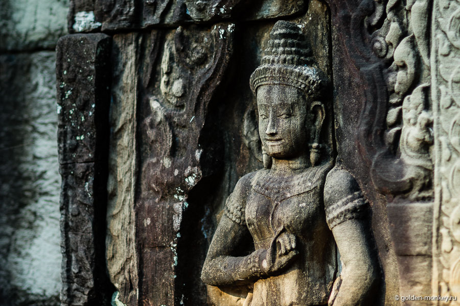 Несмотря на всю низкосортность используемого при строительстве песчаника, многие барельефы очень даже хорошо сохранились и радуют глаз своими тонкими линиями и мастерством работы с камнем. Несмотря на всю низкосортность используемого при строительстве песчаника, многие барельефы очень даже хорошо сохранились и радуют глаз своими тонкими линиями и мастерством работы с камнем.