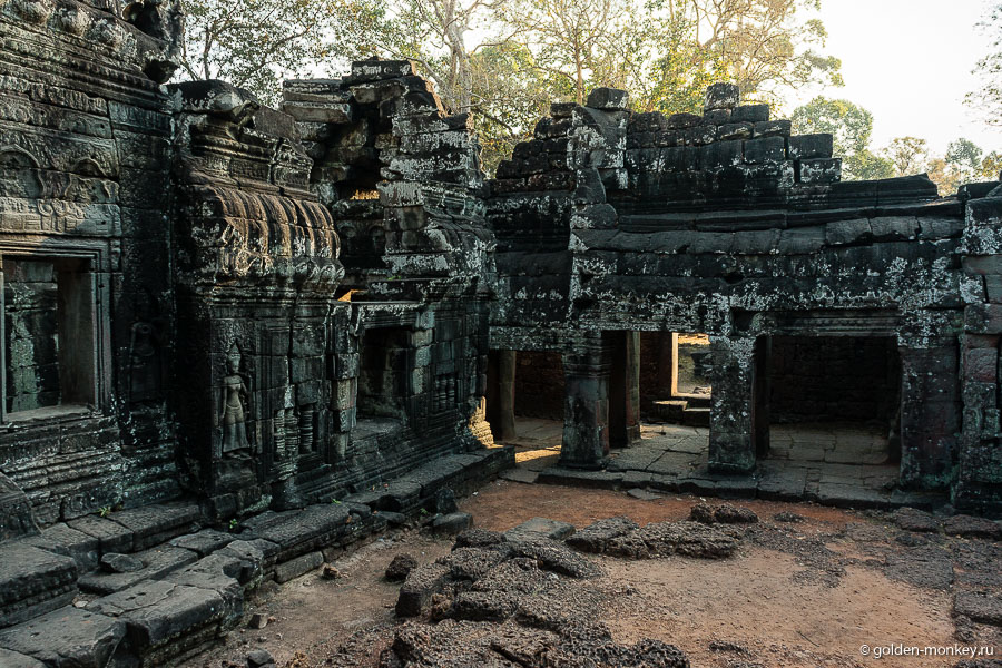 Как и для множества других ангкорских построек, для этого храма характерны многочисленные галереи, переходы и темные закоулки, бродить по которым одно удовольствие, потому как очень захватывающе и любопытно, особенно когда вокруг не толпятся «коллеги». Как и для множества других ангкорских построек, для этого храма характерны многочисленные галереи, переходы и темные закоулки, бродить по которым одно удовольствие, потому как очень захватывающе и любопытно, особенно когда вокруг не толпятся «коллеги».