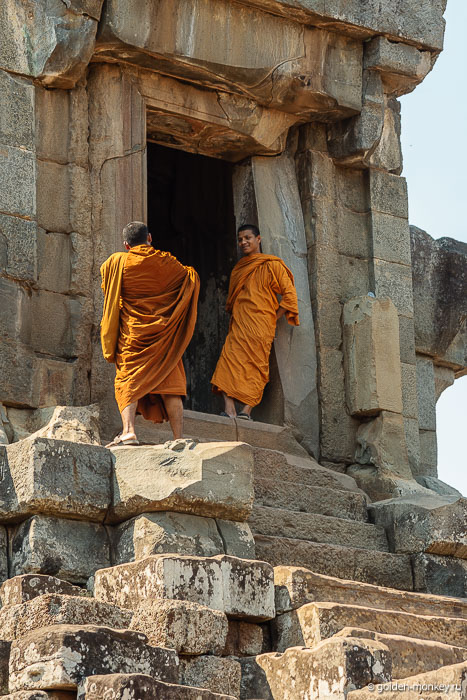 Стены храма не имеют совершенно никаких украшений – ни апсар, ни барельефов, ни воинов, они девственно чисты, так что рассматривать в храме особенно нечего, разве что полазить по его лабиринтам и поглазеть на окрестности с высоты. Стены храма не имеют совершенно никаких украшений – ни апсар, ни барельефов, ни воинов, они девственно чисты, так что рассматривать в храме особенно нечего, разве что полазить по его лабиринтам и поглазеть на окрестности с высоты.