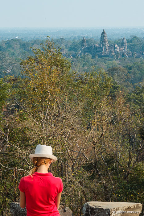 С верхней площадки Пном Бакенга открывается зрелищный вид на храм Ангкор Ват.