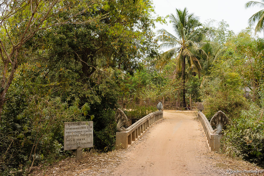Симпатичный мостик, охраняемый нагами. Если разумеете по кхмерки, можете почитать, что там написано на табличке )) Симпатичный мостик, охраняемый нагами. Если разумеете по кхмерки, можете почитать, что там написано на табличке ))