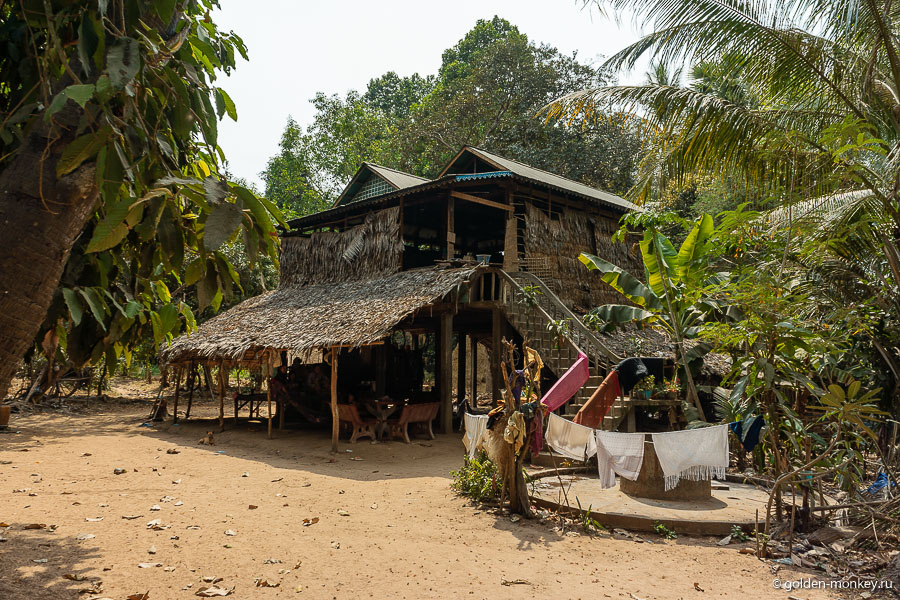 Нехитрое сооружение из бревен и пальмовых листьев. Весь строительный материал можно с легкостью найти в округе. Нехитрое сооружение из бревен и пальмовых листьев. Весь строительный материал можно с легкостью найти в округе.