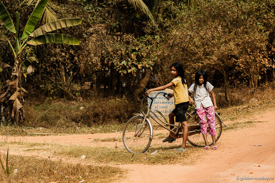 Очень рекомендую прокатиться по деревням! Туристы сюда заезжают редко, поэтому для местных вы будете настоящим аттракционом – вас будут рассматривать с ног до головы и загадочно улыбаться «улыбками Байона». Очень рекомендую прокатиться по деревням! Туристы сюда заезжают редко, поэтому для местных вы будете настоящим аттракционом – вас будут рассматривать с ног до головы и загадочно улыбаться «улыбками Байона».