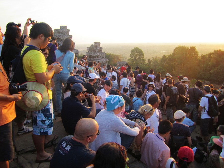 Имейте ввиду, что в храм можно попасть только до 17:30, так что если хотите встретить здесь закат, поспешите, позже вас уже не пустят. Если вовремя попали на территорию, никто выгонять не будет вплоть до темноты. Желающих оказаться вечером на вершине более чем достаточно, причем всегда. Фото: www.adventurouskate.com. Имейте ввиду, что в храм можно попасть только до 17:30, так что если хотите встретить здесь закат, поспешите, позже вас уже не пустят. Если вовремя попали на территорию, никто выгонять не будет вплоть до темноты. Желающих оказаться вечером на вершине более чем достаточно, причем всегда. Фото: www.adventurouskate.com.