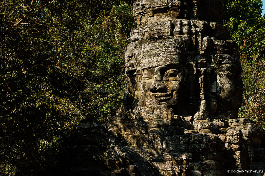 Украшение ворот, ведущих в Та Пром, Ангкор, Камбоджа. Украшение ворот, ведущих в Та Пром, Ангкор, Камбоджа.