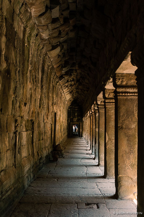 Попав в Та Пром, придется пробираться через ряды галерей, многочисленные переходы, разрушенные постройки, и чувствовать себя если не первооткрывателем, то хотя бы резвой Ларой Крофт, ловко скачущей по камням )) Попав в Та Пром, придется пробираться через ряды галерей, многочисленные переходы, разрушенные постройки, и чувствовать себя если не первооткрывателем, то хотя бы резвой Ларой Крофт, ловко скачущей по камням ))