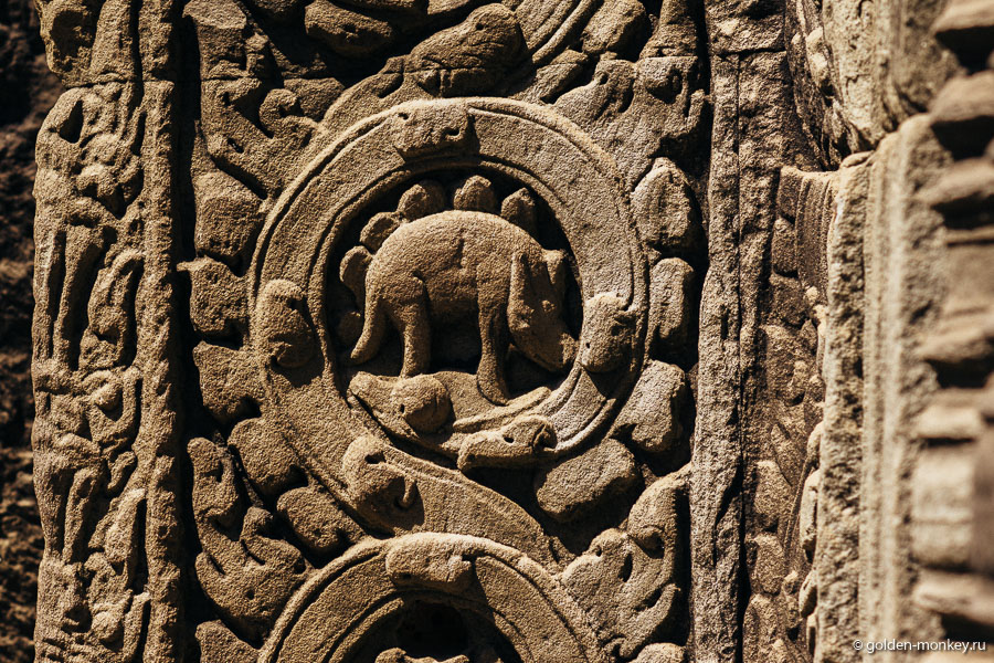 Ангкорский динозавр (стегозавр) из Та Прома, Ангкор, Камбоджа. Ангкорский динозавр (стегозавр) из Та Прома, Ангкор, Камбоджа.