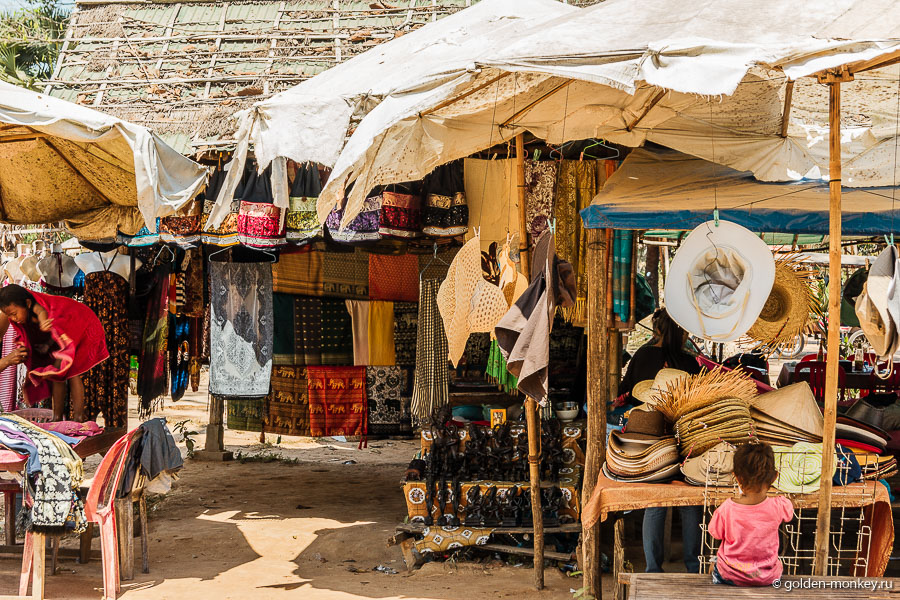 Мини-рынок у западного входа в Та Пром, Ангкор, Камбоджа. Мини-рынок у западного входа в Та Пром, Ангкор, Камбоджа.
