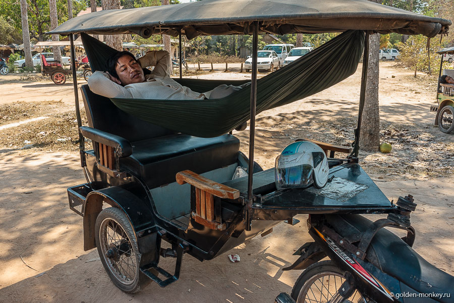 Водители тук-туков отдыхают, пока ждут своих пассажиров, Камбоджа.