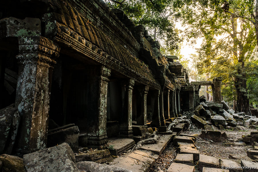 Из-за скученности близко расположенных построек храм кажется небольшим и никак не удается в полной мере понять и оценить его масштабы. Из-за скученности близко расположенных построек храм кажется небольшим и никак не удается в полной мере понять и оценить его масштабы.