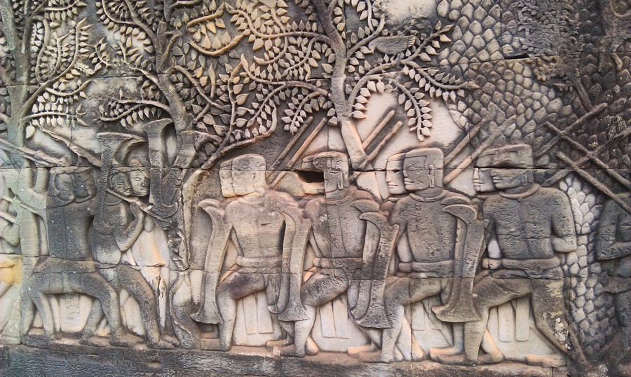 На первом ярусе по всему периметру храма расположились галереи с барельефами, предлагающими вниманию картины военной жизни и быта мирных жителей. Вот тут можно зависнуть надолго, особенно если подготовиться и знать, где и что изображено, а не бездумно глазеть на стены, как было в нашем случае. Попытались пристроиться к группе туристов, но они оказались китайцами и мы ничего не поняли из рассказа экскурсовода )) Лучше всего сохранились барельефы на восточной и южной стенах, так что начинайте с них, если в запасе мало времени. На первом ярусе по всему периметру храма расположились галереи с барельефами, предлагающими вниманию картины военной жизни и быта мирных жителей. Вот тут можно зависнуть надолго, особенно если подготовиться и знать, где и что изображено, а не бездумно глазеть на стены, как было в нашем случае. Попытались пристроиться к группе туристов, но они оказались китайцами и мы ничего не поняли из рассказа экскурсовода )) Лучше всего сохранились барельефы на восточной и южной стенах, так что начинайте с них, если в запасе мало времени.