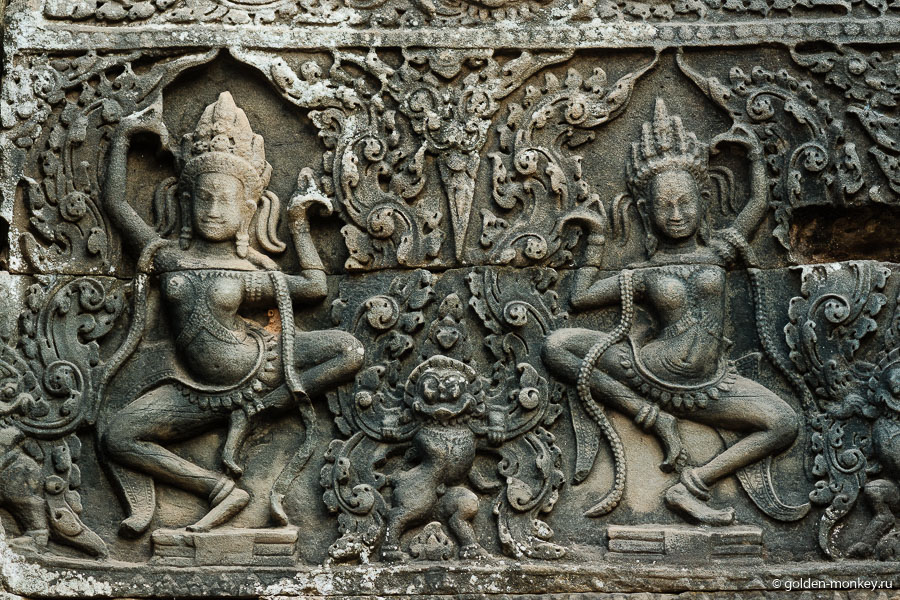 Улыбающиеся лица – далеко не единственное украшение храма, достойное внимания. Не меньшее восхищение вызывают его многочисленные барельефы. У меня наибольшую симпатию вызвали танцующие апсары-полубогини. Улыбающиеся лица – далеко не единственное украшение храма, достойное внимания. Не меньшее восхищение вызывают его многочисленные барельефы. У меня наибольшую симпатию вызвали танцующие апсары-полубогини.