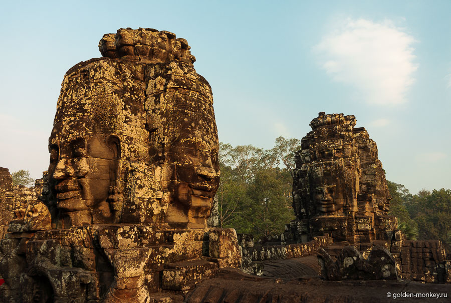 Многоликие башни расположились на самом верхнем третьем уровне Байона. С высоты они будто следят за всем, что происходит вокруг. Многоликие башни расположились на самом верхнем третьем уровне Байона. С высоты они будто следят за всем, что происходит вокруг.