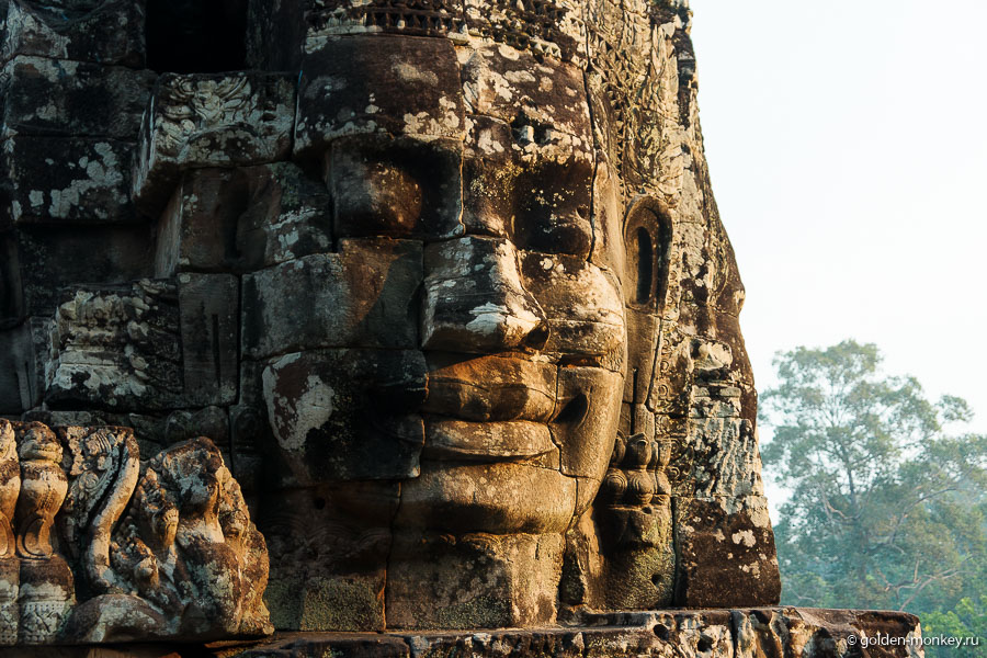 Замечено, что в зависимости от освещения лица могут менять выражение от блаженного до почти злого. К счастью, большинство из увиденных нами были вполне мирно настроены. Так или иначе, стоит понаблюдать за ними на протяжении какого-то времени, чтобы в полной мере прочувствовать царящую кругом атмосферу и запомнить знаменитую «улыбку Ангкора». Замечено, что в зависимости от освещения лица могут менять выражение от блаженного до почти злого. К счастью, большинство из увиденных нами были вполне мирно настроены. Так или иначе, стоит понаблюдать за ними на протяжении какого-то времени, чтобы в полной мере прочувствовать царящую кругом атмосферу и запомнить знаменитую «улыбку Ангкора».