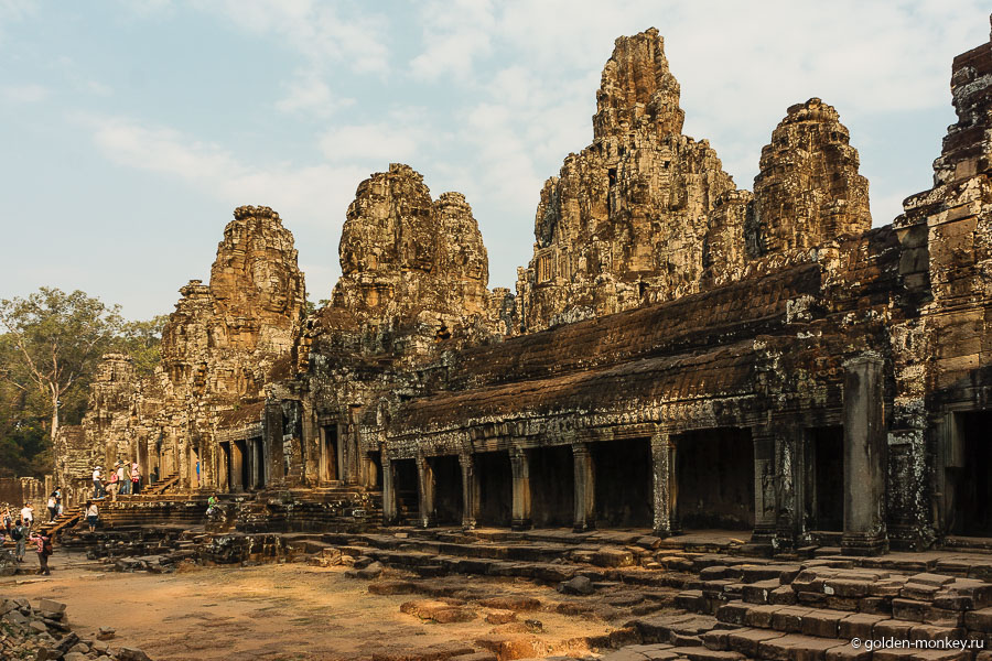 Снаружи, особенно издалека, Байон выглядит несколько странновато, словно груды хаотично наваленного камня, но это не должно смущать, вы же уже сами могли убедиться, что внутри красиво и интересно. Снаружи, особенно издалека, Байон выглядит несколько странновато, словно груды хаотично наваленного камня, но это не должно смущать, вы же уже сами могли убедиться, что внутри красиво и интересно.
