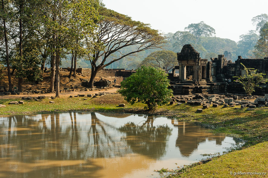 Пришлось довольствоваться прогулками вокруг, да около. Говорят, с Бапуона открывается неплохой вид на Пимеанакас и Пном Бакенг – советую проверить. Пришлось довольствоваться прогулками вокруг, да около. Говорят, с Бапуона открывается неплохой вид на Пимеанакас и Пном Бакенг – советую проверить.