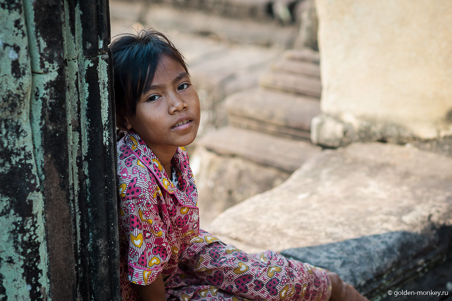 Одна из неотъемлемых частей ангкорских развалин – камбоджийские детишки, выпрашивающие у туристов деньги или просящие жалобным голосом что-нибудь купить (открытки, браслеты и прочие бесполезные вещицы). Бытует мнение, что в Камбодже одни из самых красивых детей, не зря же даже Анджелина Джоли усыновила камбоджоныша )) Одна из неотъемлемых частей ангкорских развалин – камбоджийские детишки, выпрашивающие у туристов деньги или просящие жалобным голосом что-нибудь купить (открытки, браслеты и прочие бесполезные вещицы). Бытует мнение, что в Камбодже одни из самых красивых детей, не зря же даже Анджелина Джоли усыновила камбоджоныша ))