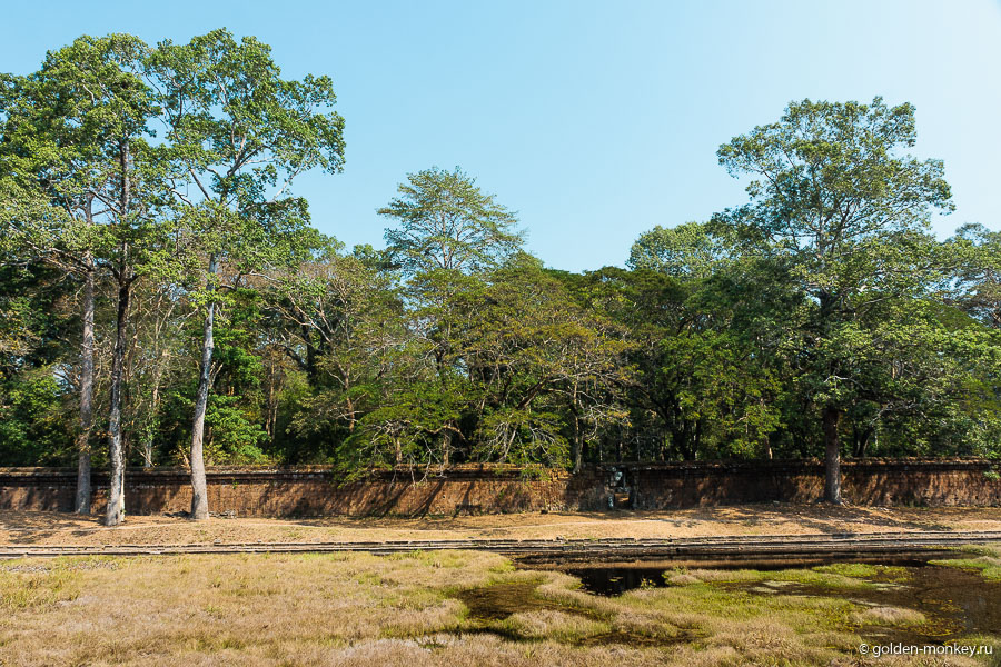Где-то здесь располагался Королевский дворец, от которого на сегодняшний день ничего не осталось. Все дело в том, что он был из дерева, как и все остальные мирские постройки, из камня в те времена строились только самые важные объекты, а именно, религиозные сооружения. Где-то здесь располагался Королевский дворец, от которого на сегодняшний день ничего не осталось. Все дело в том, что он был из дерева, как и все остальные мирские постройки, из камня в те времена строились только самые важные объекты, а именно, религиозные сооружения.