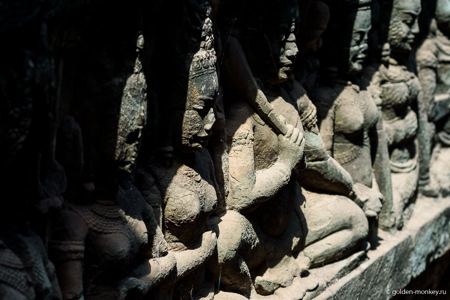 Считают, что внутренняя стена, неожиданно обнаруженная учеными, была закопана практически сразу после завершения строительства, так как на ней были изображены обитатели подземного мира. Может, таким образом их хотели запрятать подальше, чтобы они никого не беспокоили. Слабонервным лучше не принимать эту историю близко к сердцу, так как от вида барельефов и без этого становится как-то не по себе )) Считают, что внутренняя стена, неожиданно обнаруженная учеными, была закопана практически сразу после завершения строительства, так как на ней были изображены обитатели подземного мира. Может, таким образом их хотели запрятать подальше, чтобы они никого не беспокоили. Слабонервным лучше не принимать эту историю близко к сердцу, так как от вида барельефов и без этого становится как-то не по себе ))