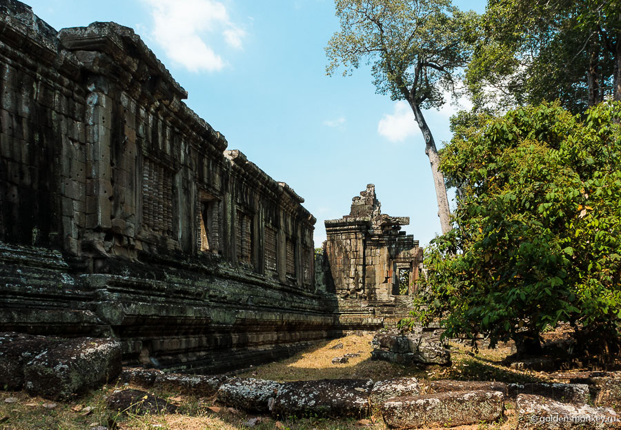 Клеанги (павильоны), расположившиеся за башнями ничего из ряда вон выдающегося из себя не представляют. Зато здешние места крайне малолюдны и весьма подходят для отдыха и обеда, если, конечно, вы предпочитаете брать еду с собой, как мы, а не выискивать кафешки. Клеанги (павильоны), расположившиеся за башнями ничего из ряда вон выдающегося из себя не представляют. Зато здешние места крайне малолюдны и весьма подходят для отдыха и обеда, если, конечно, вы предпочитаете брать еду с собой, как мы, а не выискивать кафешки.