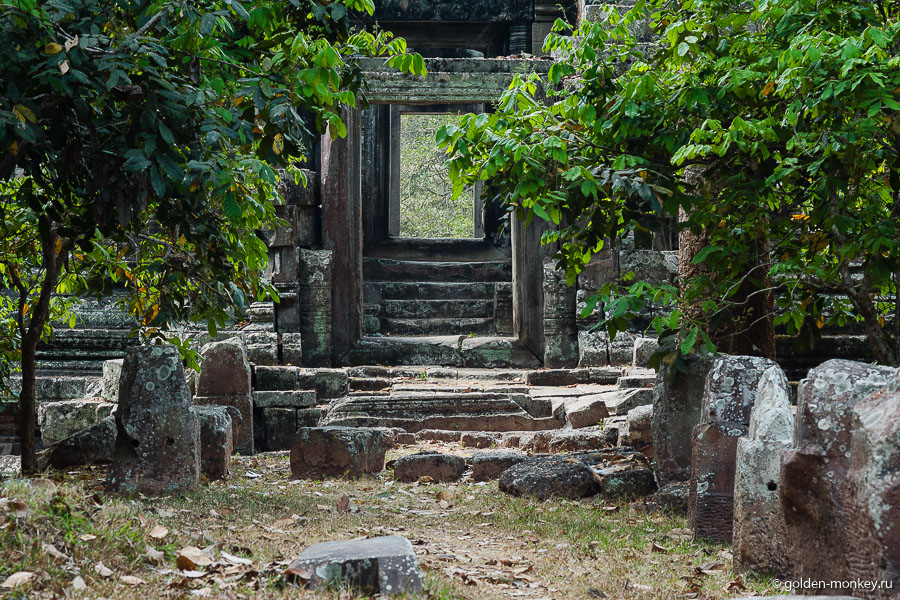 Где-то совсем неподалеку можно отыскать оставшуюся незапечатлённой Андрюсиксом террасу Вихеа Прампил Ловенг (Vihear Prampil Loveng) с еще одним сидящим Буддой. Где-то совсем неподалеку можно отыскать оставшуюся незапечатлённой Андрюсиксом террасу Вихеа Прампил Ловенг (Vihear Prampil Loveng) с еще одним сидящим Буддой.