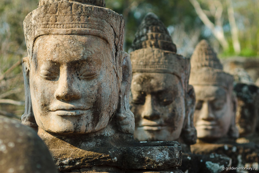 Обратите внимание, что некоторые фигуры богов остались без голов. Когда враги входили в город, они пытались «обезвредить» богов и оставить только демонов, которые им якобы помогали. Обратите внимание, что некоторые фигуры богов остались без голов. Когда враги входили в город, они пытались «обезвредить» богов и оставить только демонов, которые им якобы помогали.