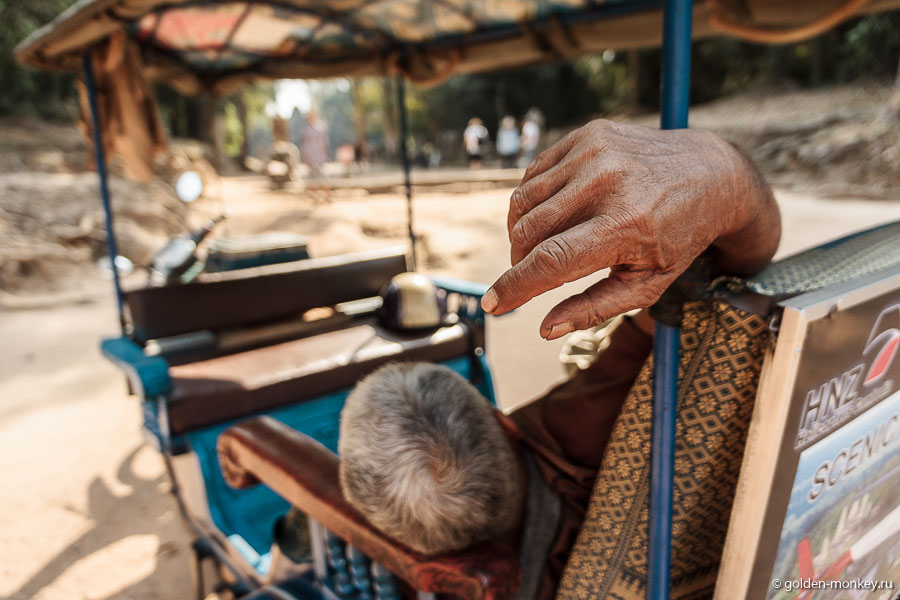 Водитель тук-тука в Ангкоре, Камбоджа. Водитель тук-тука в Ангкоре, Камбоджа.