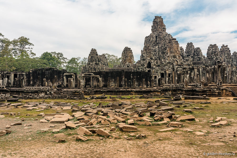 В один из дней мы с Андрюсиксом заехали в Байон вечером, погода была пасмурная, поэтому оценить закат возможности не было, зато, дождавшись темноты, стали свидетелями некоего ритуального процесса группы людей в белом (так и не знаем, кто это были такие и что именно они делали). Выглядело все очень таинственно и немного жутковато. Вообще, в темное время суток в Ангкоре (в наибольшей мере прочувствовали это именно в Байоне) становится несколько не по себе, кажется, что из храмов выбираются погулять духи. Да-да, если не верите, можете сами проверить. В один из дней мы с Андрюсиксом заехали в Байон вечером, погода была пасмурная, поэтому оценить закат возможности не было, зато, дождавшись темноты, стали свидетелями некоего ритуального процесса группы людей в белом (так и не знаем, кто это были такие и что именно они делали). Выглядело все очень таинственно и немного жутковато. Вообще, в темное время суток в Ангкоре (в наибольшей мере прочувствовали это именно в Байоне) становится несколько не по себе, кажется, что из храмов выбираются погулять духи. Да-да, если не верите, можете сами проверить.