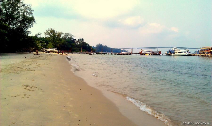 В южной части красуется небольшой пирс, который выглядит весьма романтично с пришвартованными лодками и мелкими корабликами. Песок на Виктори-Бич и на большинстве других пляжей далеко не белоснежный, а грязновато-желтый. В южной части красуется небольшой пирс, который выглядит весьма романтично с пришвартованными лодками и мелкими корабликами. Песок на Виктори-Бич и на большинстве других пляжей далеко не белоснежный, а грязновато-желтый.