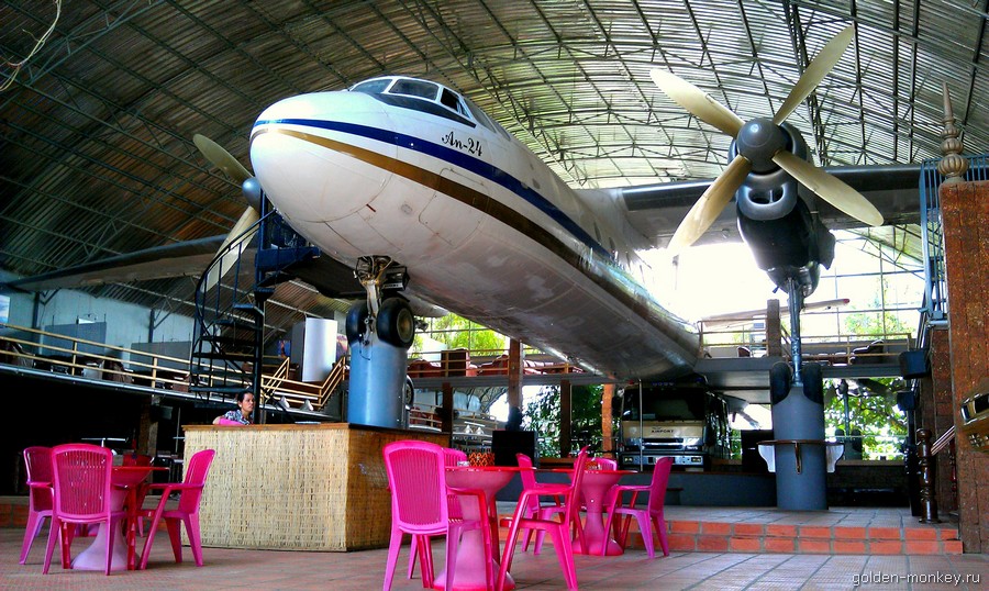 Самолет из кафе-клуба «Аэропорт», ныне закрытого, а жаль, потому что там было прикольно – могли бы забраться внутрь самолета, понажимать на кнопочки. Самолет из кафе-клуба «Аэропорт», ныне закрытого, а жаль, потому что там было прикольно – могли бы забраться внутрь самолета, понажимать на кнопочки.