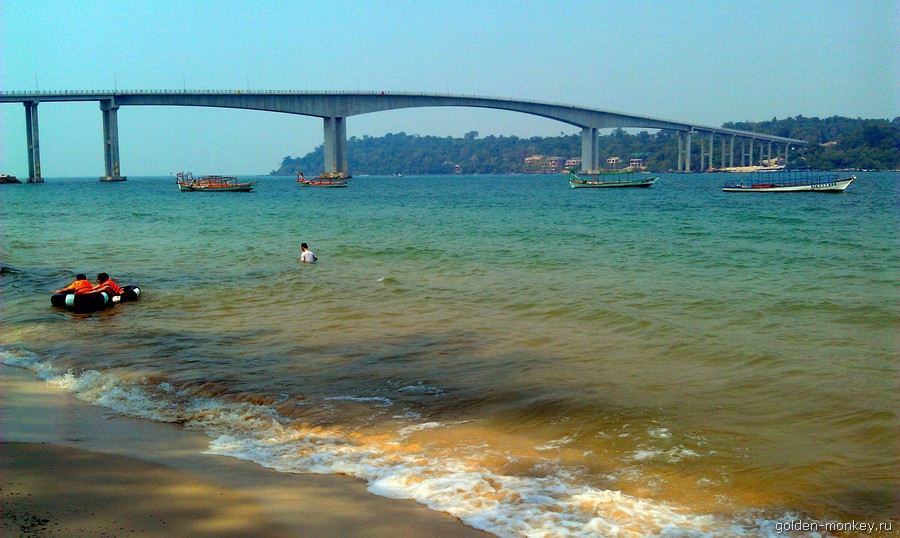 Вода мутного зеленовато-желтого цвета. Это вам точно не Карибское море. Вода мутного зеленовато-желтого цвета. Это вам точно не Карибское море.