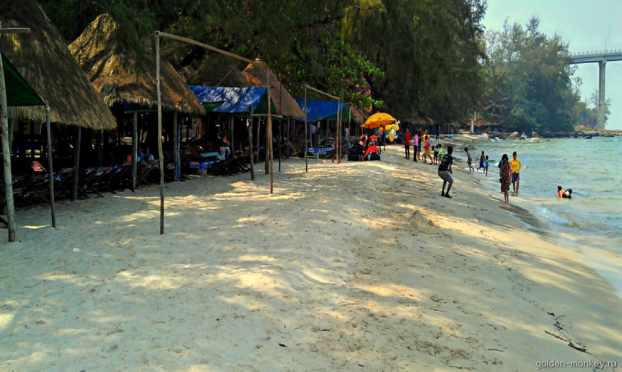 Местные товарищи с удовольствием отдыхают и купаются. Местные товарищи с удовольствием отдыхают и купаются.