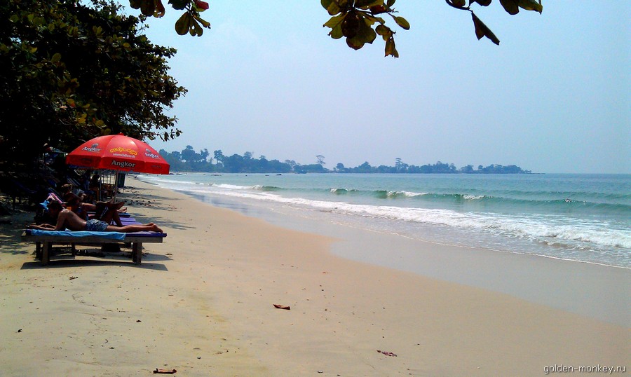 Людей было замечено совсем немного, хотя мы прибыли на Индепенденс-Бич весьма рано, может, все еще спали. Людей было замечено совсем немного, хотя мы прибыли на Индепенденс-Бич весьма рано, может, все еще спали.