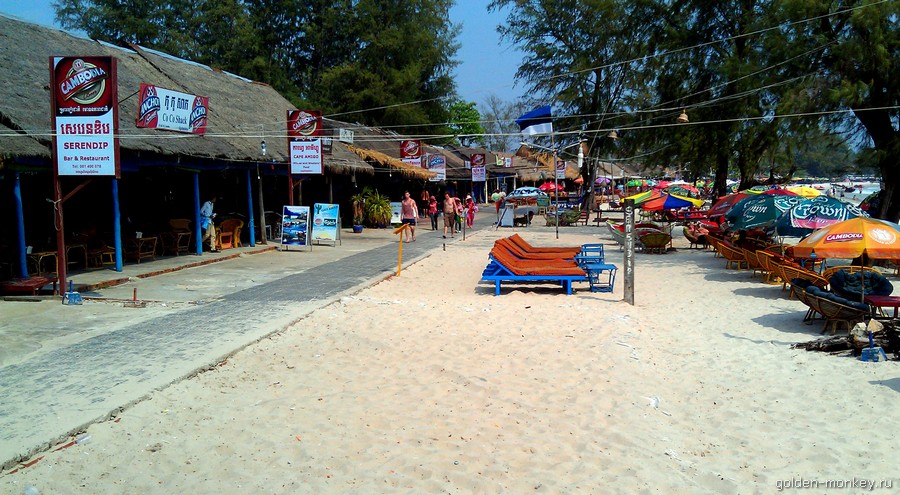 Вдоль пляжа сплошной линией тянутся ресторанчики, бары и лежаки. За день вам несколько раз придется отбиваться от массажистов, мастеров тату и прочих косички-плетущих. Вдоль пляжа сплошной линией тянутся ресторанчики, бары и лежаки. За день вам несколько раз придется отбиваться от массажистов, мастеров тату и прочих косички-плетущих.