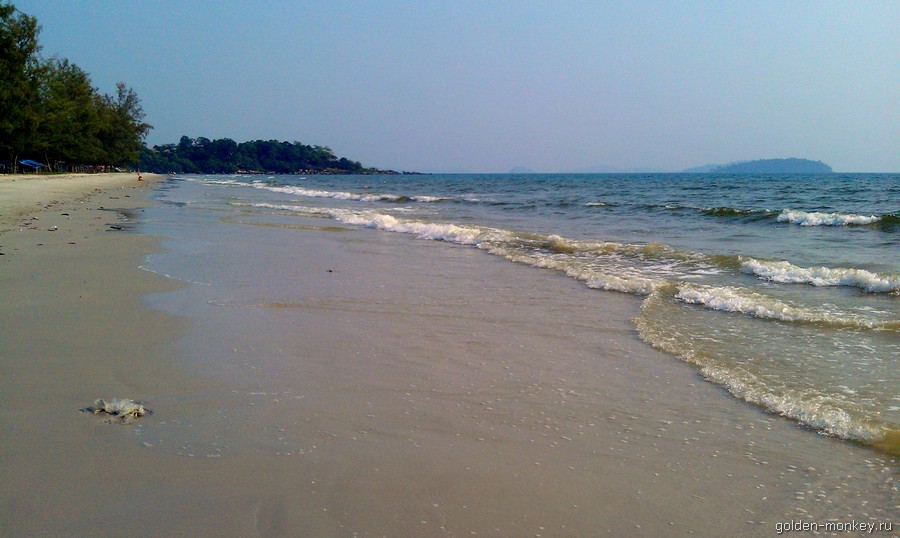 Вода такая же, как везде – не слишком прозрачная, но очень теплая. Впервые пришлось купаться в воде, в которой невозможно освежиться, потому что она почти горячая. Вода такая же, как везде – не слишком прозрачная, но очень теплая. Впервые пришлось купаться в воде, в которой невозможно освежиться, потому что она почти горячая.