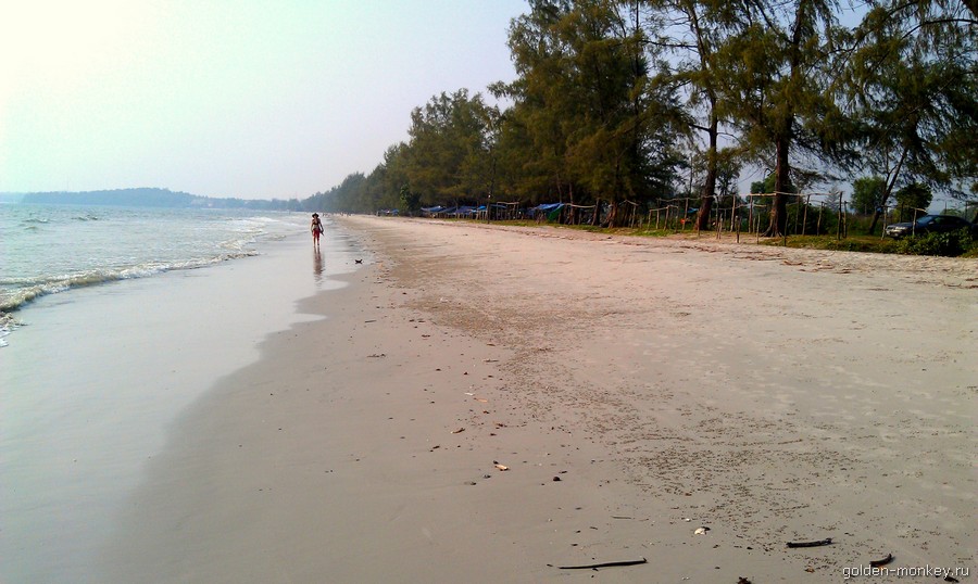 Туристов и купающихся немного. Встреченные кхмеры тусили под навесами – ели и пили пиво. Туристов и купающихся немного. Встреченные кхмеры тусили под навесами – ели и пили пиво.