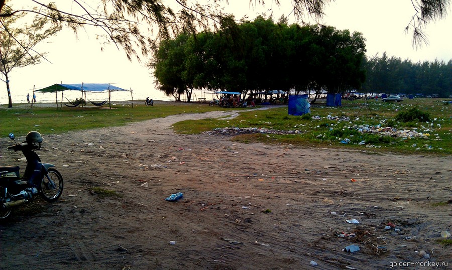 Так выглядят задворки пляжа Отрес – зрелище не самое приятное. Так выглядят задворки пляжа Отрес – зрелище не самое приятное.